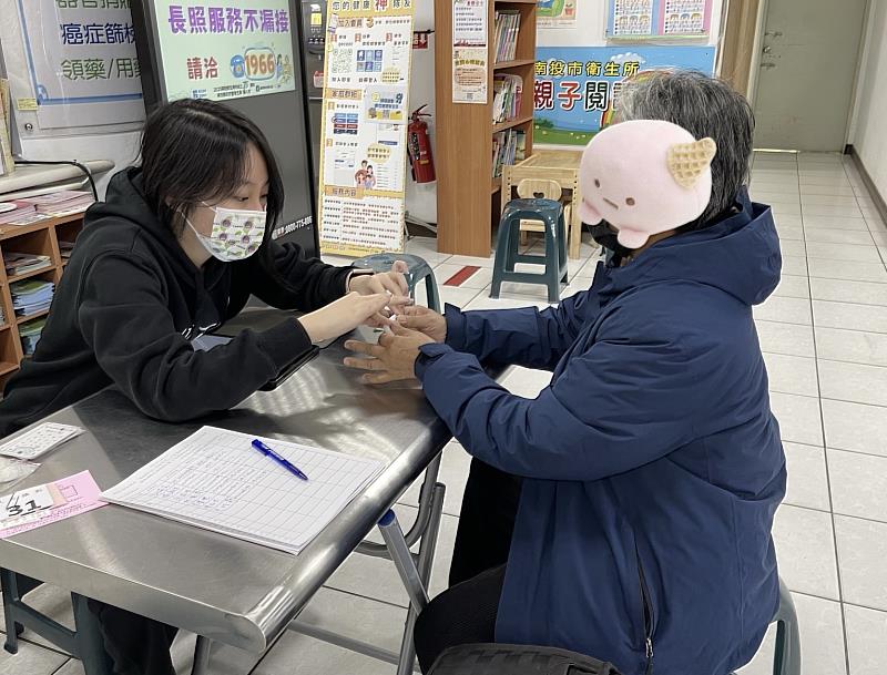 蔡同學到中部衛生所從事志工服務。