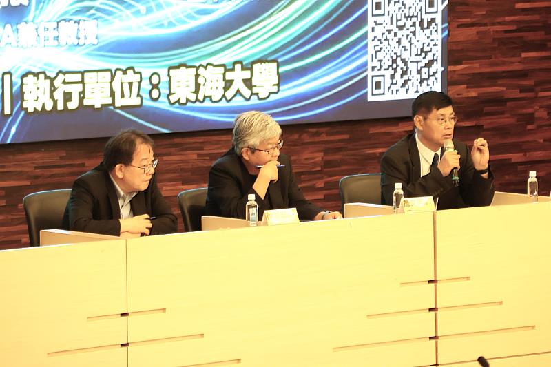 東海大學EMBA教授王鳳奎（右1）指出，人才、資金與資源快速向AI產業集中，已形成明顯的「馬太效應」：強者愈強、弱者愈弱。