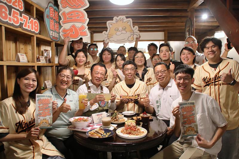 翁章梁化身打貓街長 推民雄風味飲食