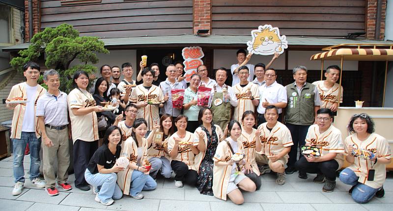 翁章梁化身打貓街長 推民雄風味飲食