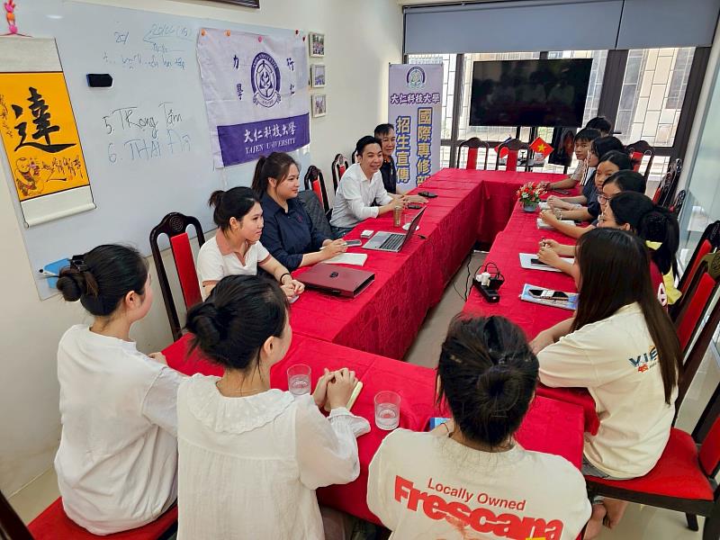 對面交流,增進越南學生對大仁科技大學教學資源與校園環境的認識。