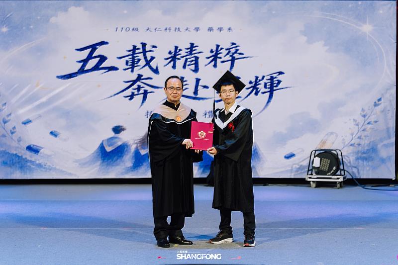 圖3、大仁科技大學周德光校長頒獎。