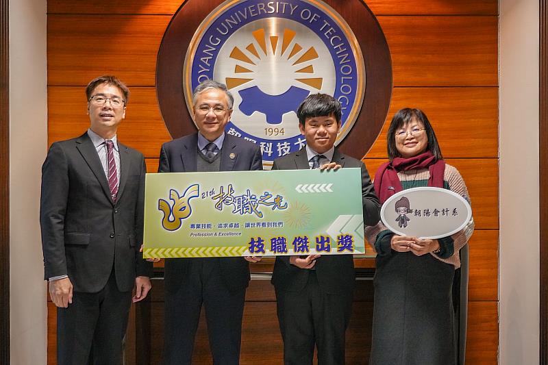 會計系學子劉連生(右2)榮獲iPAS無形資產評價管理師鑑定全國第1,並獲頒教育部技職之光-技職傑出獎。