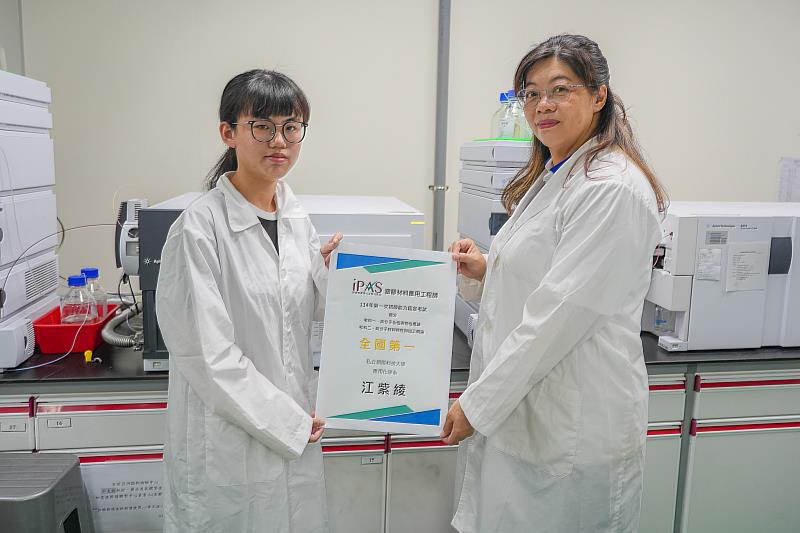 應化系學子江紫綾(左)勇奪iPAS塑膠材料應用工程師鑑定考試全國榜首,與主任林美靜(右)合影。