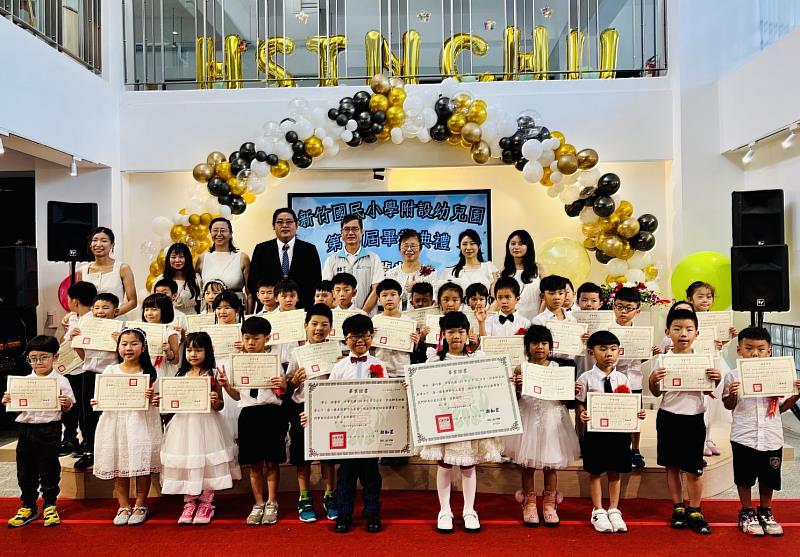 新竹國小附設幼兒園第79屆畢業典禮，副市長林琨瀚代表市長高虹安出席與畢業小朋友們合影。