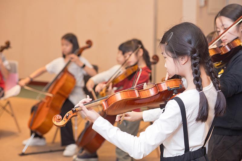 中信國際學校鼓勵學生依興趣參與樂團，透過團隊合作與大型展演活動，培養領導力、表達力與解決問題能力。（圖／中信國際學校提供）