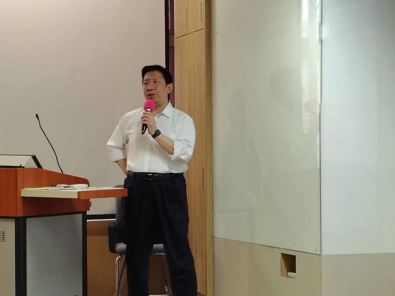 第一銀行數位銀行處彭仁主副處長以「人文素養與AI時代需求」分享趨勢。(照片/校方提供)