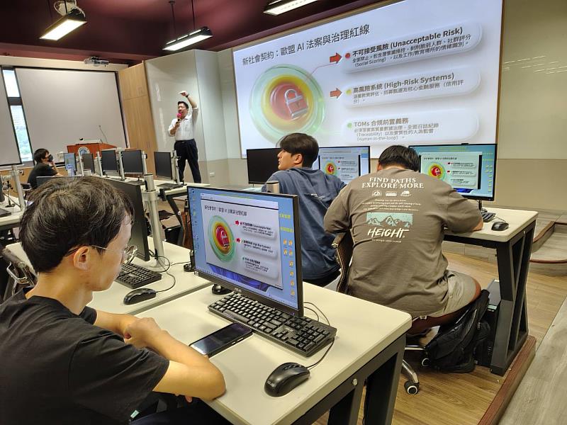 講者彭仁主副處長與學生互動。(照片/校方提供)