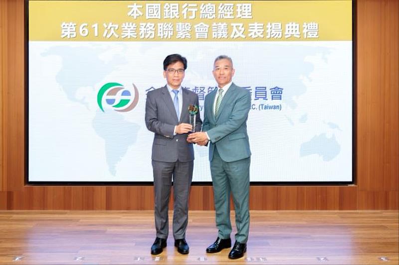 玉山銀行連續3年榮獲「中小企業放款方案」績優銀行、連續兩年獲選「六大核心戰略產業放款」績優銀行,由金管會主委彭金隆(左)頒發獎座予玉山銀行總經理林隆政(右)。