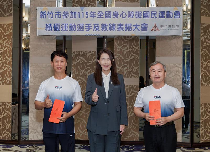 高市長頒發獎勵金予楊國清選手（左）及教練徐智誠（右）。