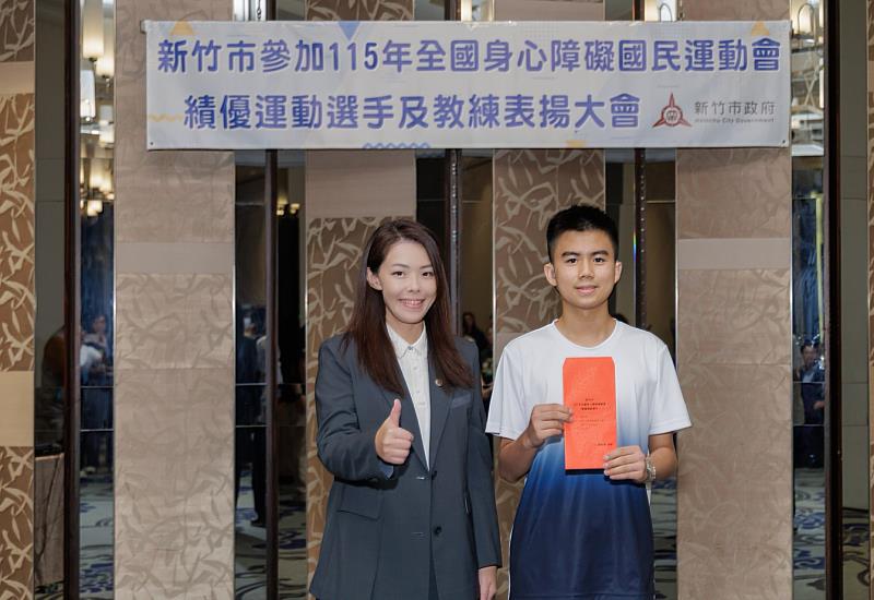 高市長頒發獎勵金予陳東泰選手。
