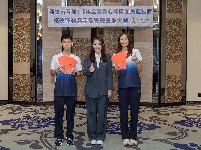 高市長頒發獎勵金予劉育瑋選手（左）及教練陳怡婷（右）。
