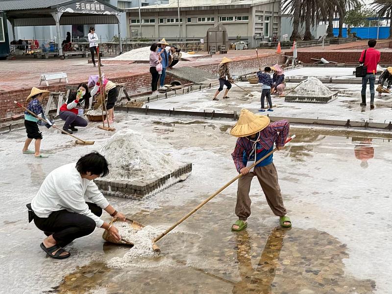 七股鹽山今年端午首推「下鹽田親收午時鹽」活動,民眾可化身一日鹽工,體驗傳統曬鹽文化。