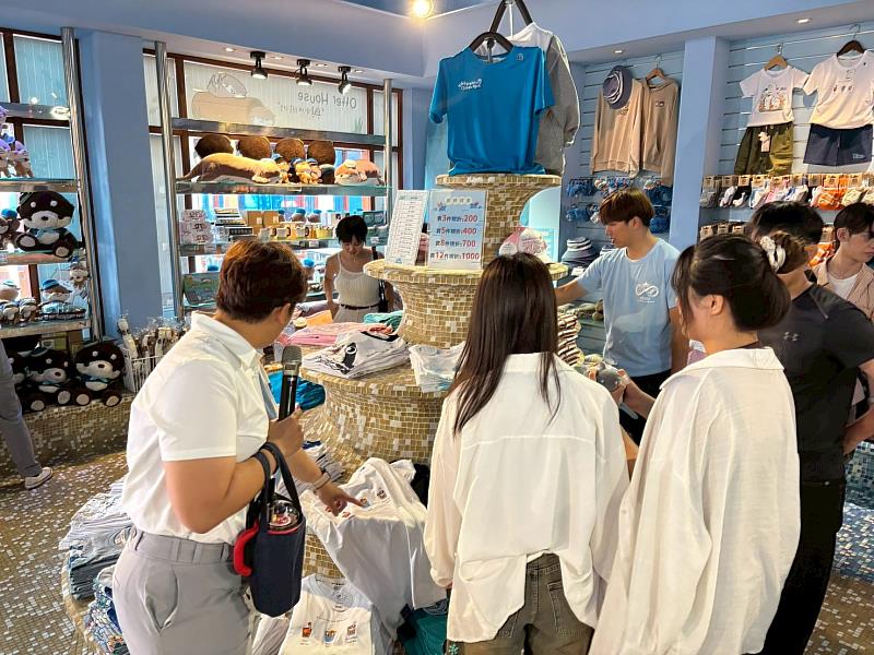 學生實地觀察園區商店經營與顧客體驗。
