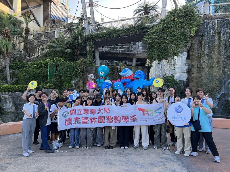 觀遊系師生與遠雄海洋公園團隊合影留念。