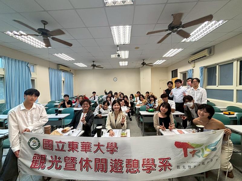 師生與業界評審合影留念,共同見證課程成果。