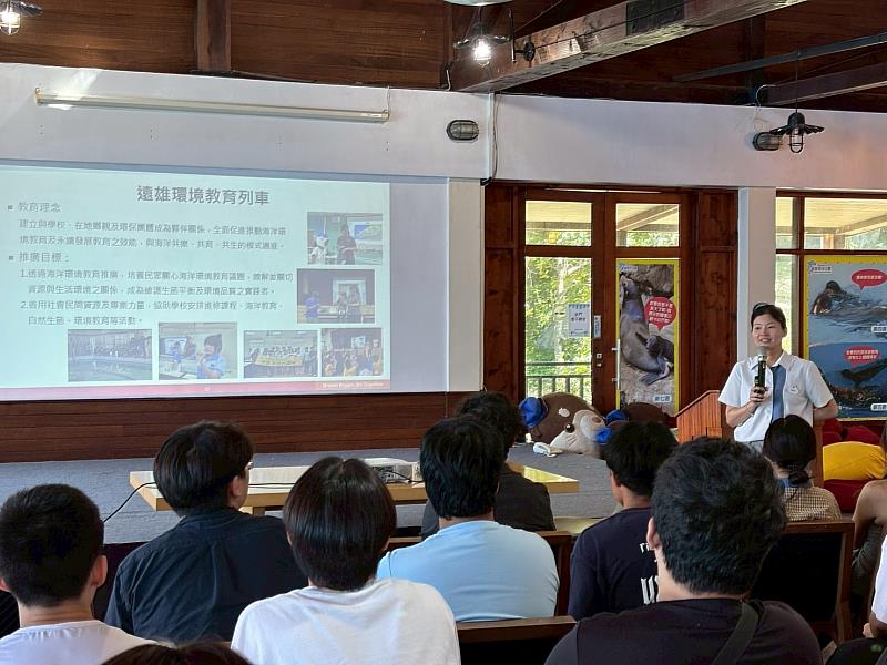 人資主管進行企業文化及員工管理實務介紹。