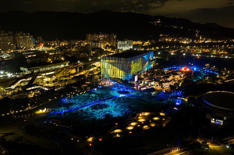 《海山夜行》以新北「海山」古地名為創作起點,結合建築光雕、音樂與表演藝術,打造沉浸式夜間聲光體驗。