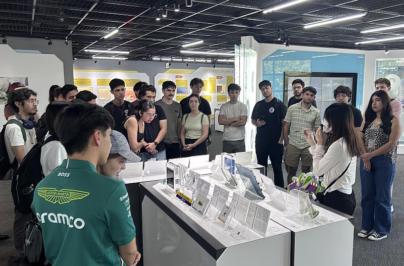 探索館導覽人員向臺巴科大學生介紹園區企業製作的晶片。
