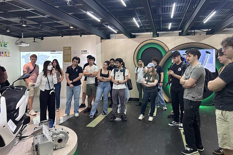 臺巴科大學生聆聽氫電池機車介紹，深入了解氫能技術在綠色運輸領域的應用。
