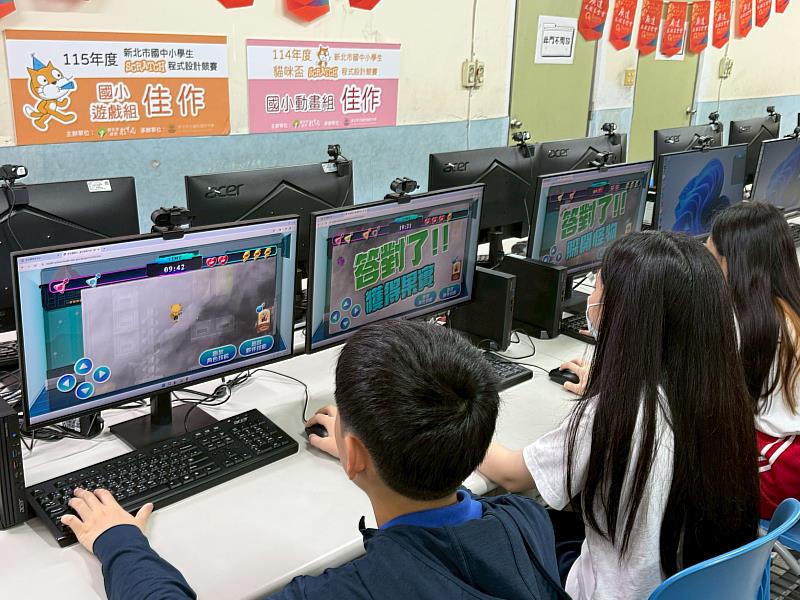中山國小A隊隊員神情專注地進行競賽。