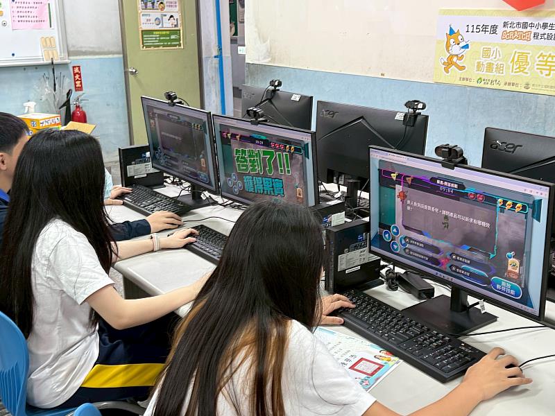 中山國小A隊隊員於決賽中全神貫注進行競賽。