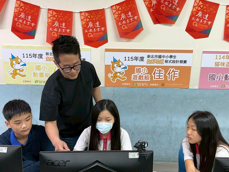 親師生攜手逆襲封王！板橋區中山國小在陳世倫老師引領與家長全力支持下，帶領中山國小A隊獲得校園競賽冠軍。