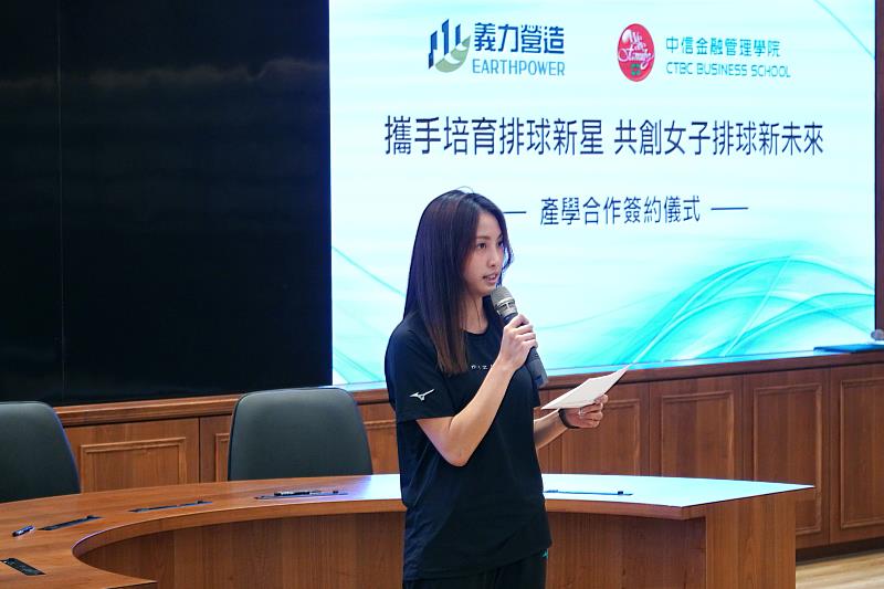 中金院女排隊隊長江昀庭代表球隊致詞,感謝義力營造與學校對女排隊的支持,也感謝隊友們在訓練場上彼此扶持、互相鼓勵,一起面對挑戰與壓力。(圖/中金院提供)