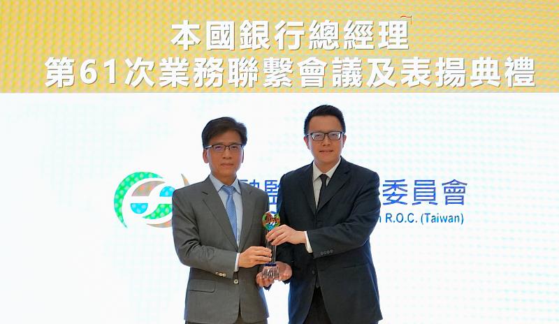 安泰銀行獲選「六大核心戰略產業放款」甲等銀行,由金管會主委彭金隆(左)頒發獎座予安泰銀行總經理徐世偉。