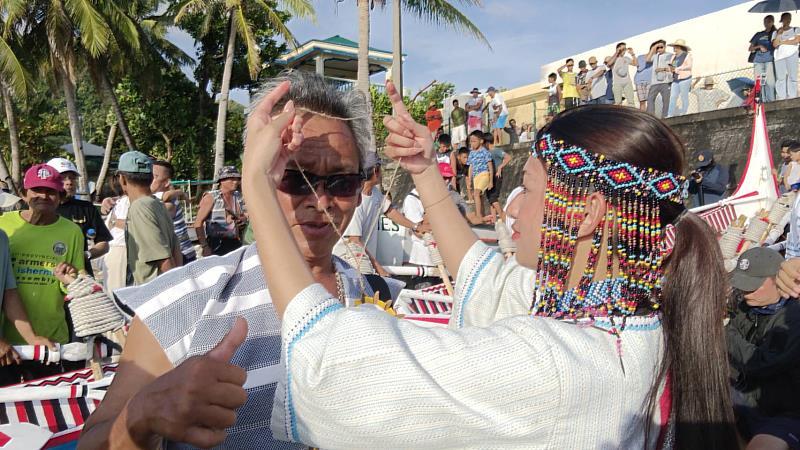 「Ovayan 黃金友誼號」順利登岸，巴丹群島伊巴丹族人熱情迎接。