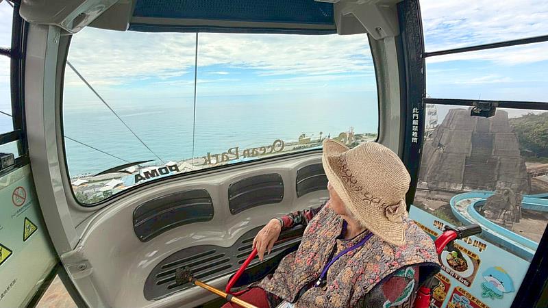 96歲張阿嬤如願搭上高空纜車,俯瞰太平洋與花蓮海岸線,開心欣賞久違的「花蓮藍」。
