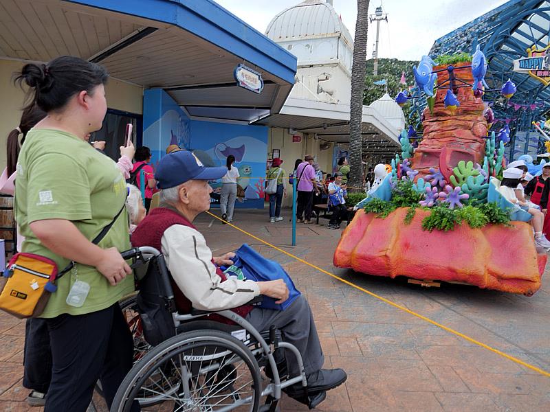 門諾基金會端午海洋之旅，中午共餐後熱鬧遊行登場，歡樂氛圍一路延續。