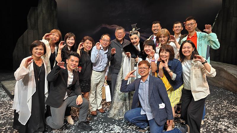 政大EMBA校友會、班聯會幹部及學長姊們於《臥龍：永遠的彼日》首演後與唐美雲團隊合影留念，共同支持臺灣傳統藝術文化發展。