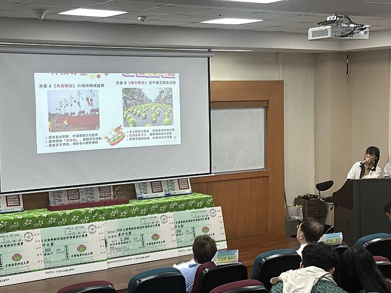 邱琬寧同學於台上報告樂齡遊程方案，她的作品以「活的博物館」為出發點，帶領長者深入認識屏東客家文化與農村生活風貌。