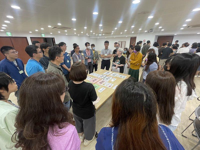 透過不同性別分組瞭解彼此對身體界線的觀點。