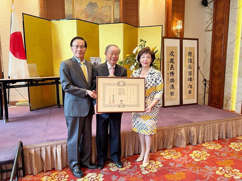 文錙藝術中心主任張炳煌（中）獲頒旭日小綬章，校長葛煥昭（左）及董事長張家宜（右）特別出席授勳典禮致賀。（圖／淡江大學提供）