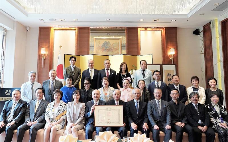淡江大學文錙藝術中心主任張炳煌（中）獲頒旭日小綬章。（圖／淡江大學提供）