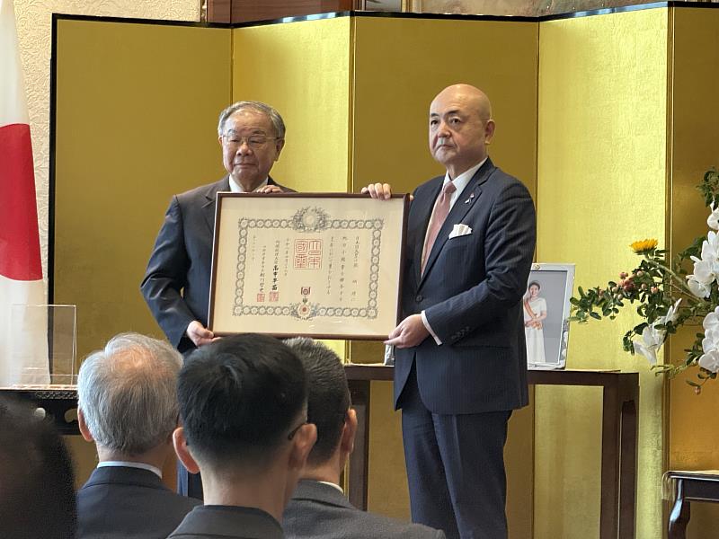 淡江大學文錙藝術中心主任張炳煌（左）接受日本台灣交流協會台北事務所代表片山和之（右）頒授獎章及證書。（圖／淡江大學提供）