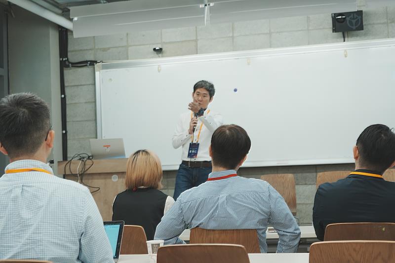 產業趨勢論壇分享由連育仁總經理主持。