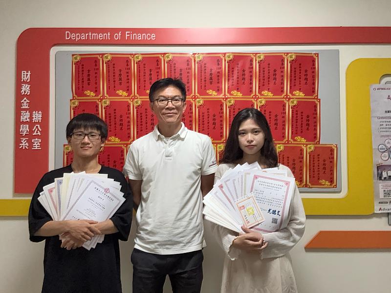 南華大學財務金融學系應屆畢業生嚴彬彰（左）共考取14張金融證照，張蜜芯（右）共考取21張金融證照，與廖永熙主任合影。