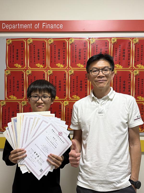 南華大學財務金融學系應屆畢業生嚴彬彰(左)一年內考取10張金融證照,共累計14張證照,獲頒115年度證照王。右為廖永熙主任。