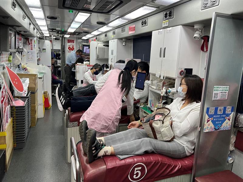 叡揚資訊於德惠街舉辦捐血活動，協辦企業提供好禮吸引民眾熱情響應。