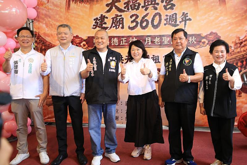 黃敏惠市長與拱天宮洪文華主委(右2)、大福興宮主任委員曾東本(左3)合影。