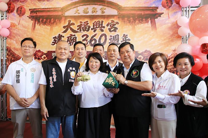 時近端午,洪文華主委也攜通宵農產來與黃敏惠市長分享。