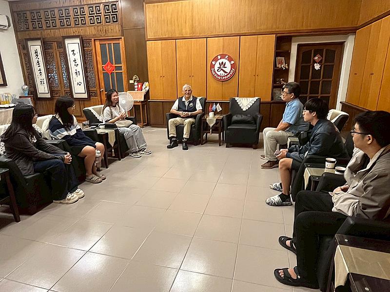 南華大學深化產學合作，攜手日月光培育科技人才，高俊雄校長勉勵即將至日月光實習的學生。