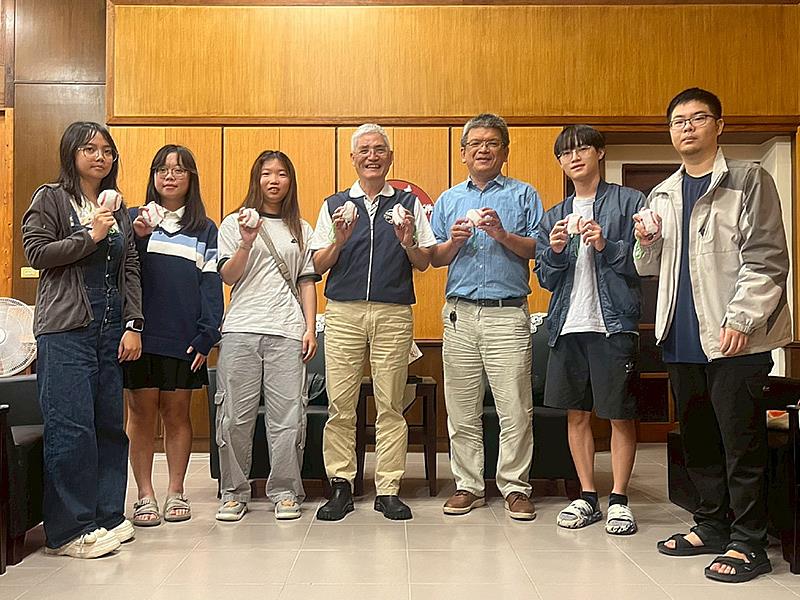 南華大學資工系深化產學合作,攜手日月光培育科技人才,資工系學生將至日月光展開全職實習,並與高俊雄校長(中)及資工系蕭紋旭主任(右3)合影。