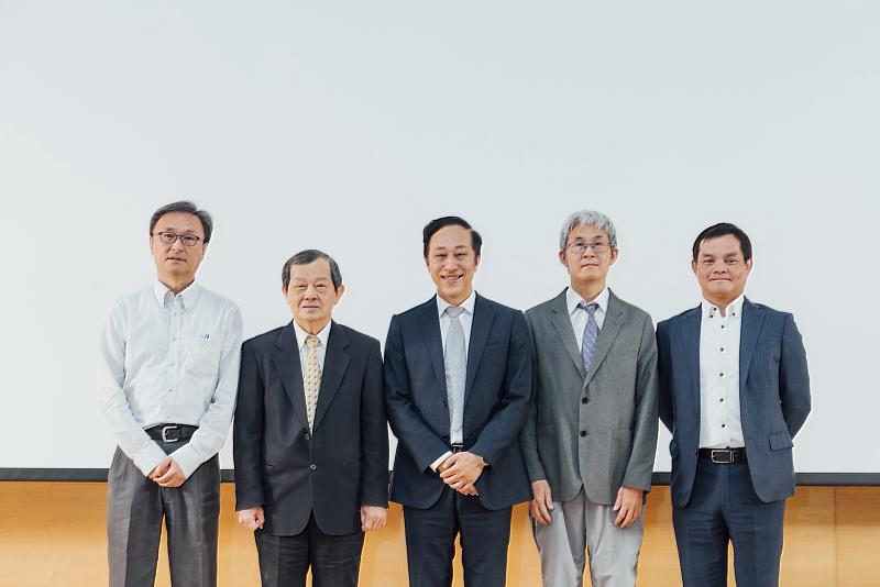 台灣電力企業聯合會理事長歐嘉瑞(左2)、資誠聯合會計師事務所能源轉型事業服務主持會計師蔡亦臺(左3)、資誠普華綠色科技公司董事總經理李宗哲(右1)、台灣電力公司綜合研究所副所長王金墩(左1)、國家原子能科技研究院電機及資控研究所副所長孫士文(右2)於「新興電力需求關鍵時代 台灣能源轉型展望」研討會合影。