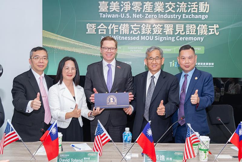 睿田能源於今年5月29日與美國堪薩斯州副州長兼商務廳長 David Toland（中）完成合作簽署，為公司布局北美淨零建築、彩繪立面光電與城市能源資產市場奠定重要里程碑。（圖／睿田能源提供）
