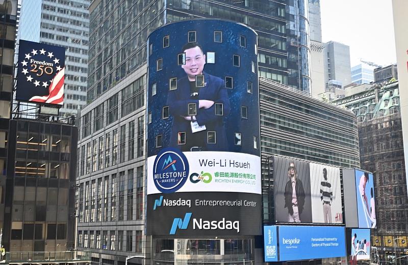 睿田能源透過Asia Innovation Hub／Milestone Makers計畫接軌Nasdaq Entrepreneurial Center國際創業平台，展示建築整合光電（BIPV）與彩繪立面光電技術。圖為創辦人薛煒立登上紐約Nasdaq戶外螢幕，象徵台灣淨零建築新創正走向國際市場與資本視野。（圖／睿田能源提供）