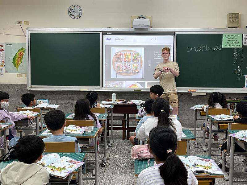 文藻外大雙語教育辦公室日前前往花蓮海星國小及海星中學交流,推動雙語教育向下扎根。